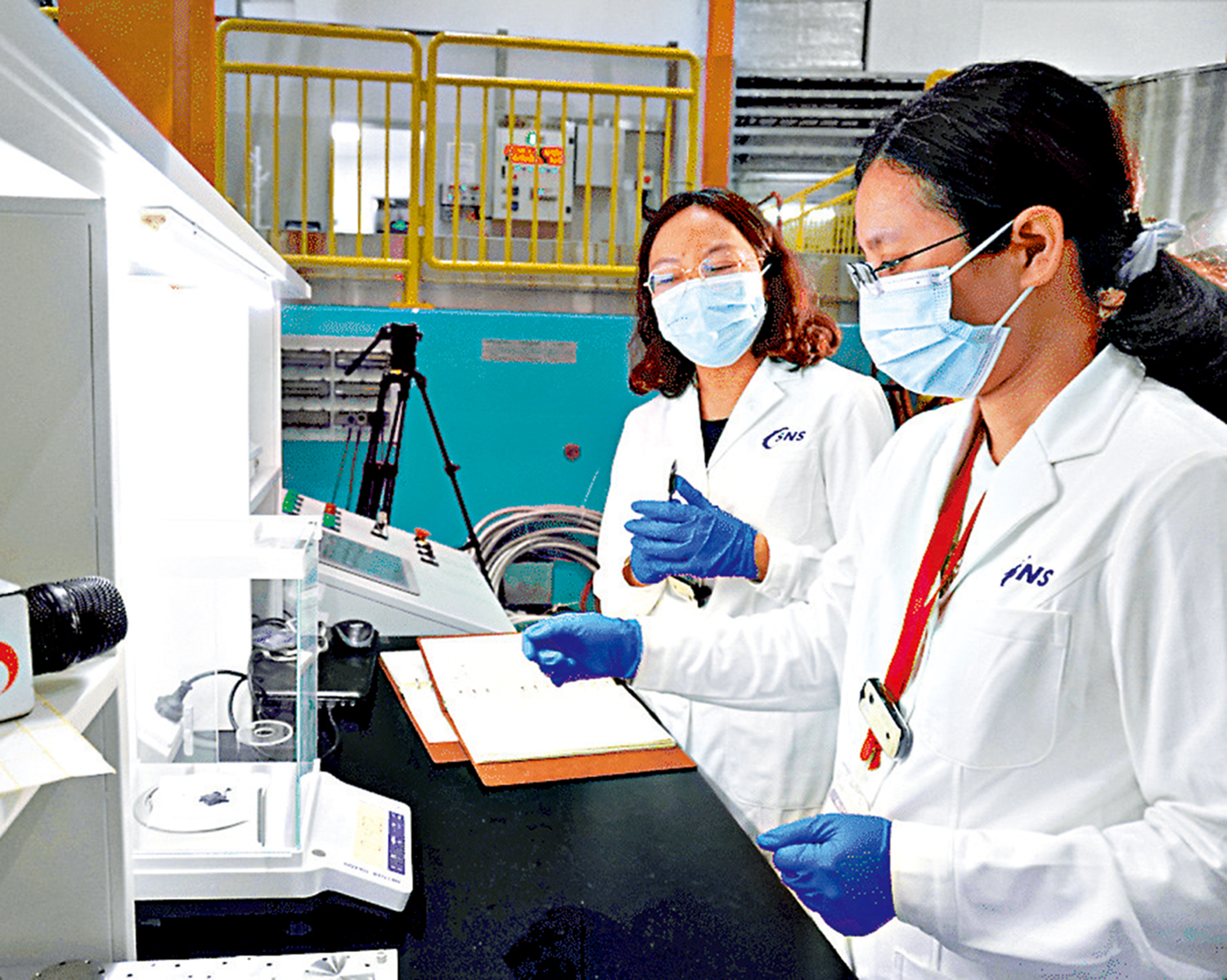 　　圖：中科院高能物理研究所科研人員利用多物理譜儀進行實驗。\網絡圖片