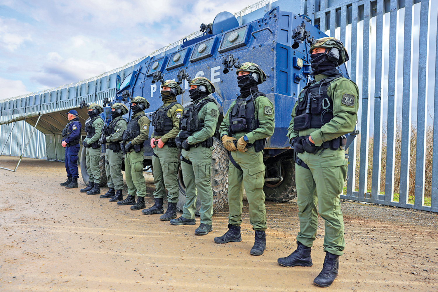 　　圖：希臘邊防警察1月21日在隔離牆附近集結。\路透社