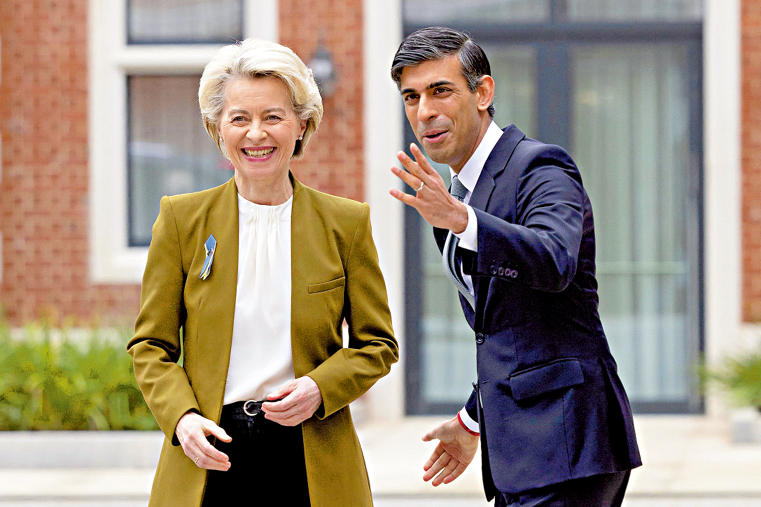 　　圖：歐盟委員會主席馮德萊恩（左）27日會見英國首相蘇納克。\法新社