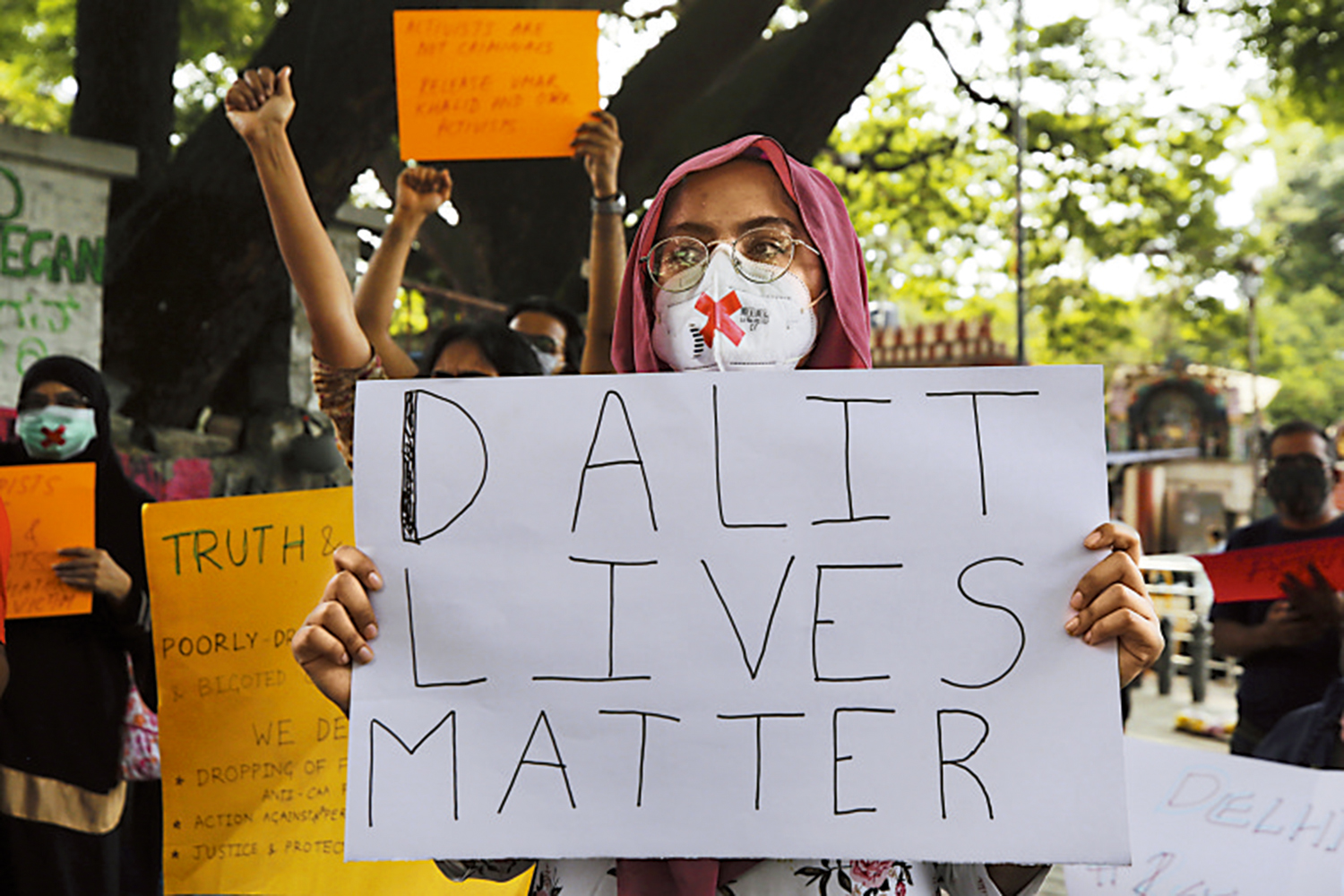 　　圖：2020年10月，印度民眾示威，抗議一名19歲的「賤民」女孩被輪姦和殺害。\美聯社