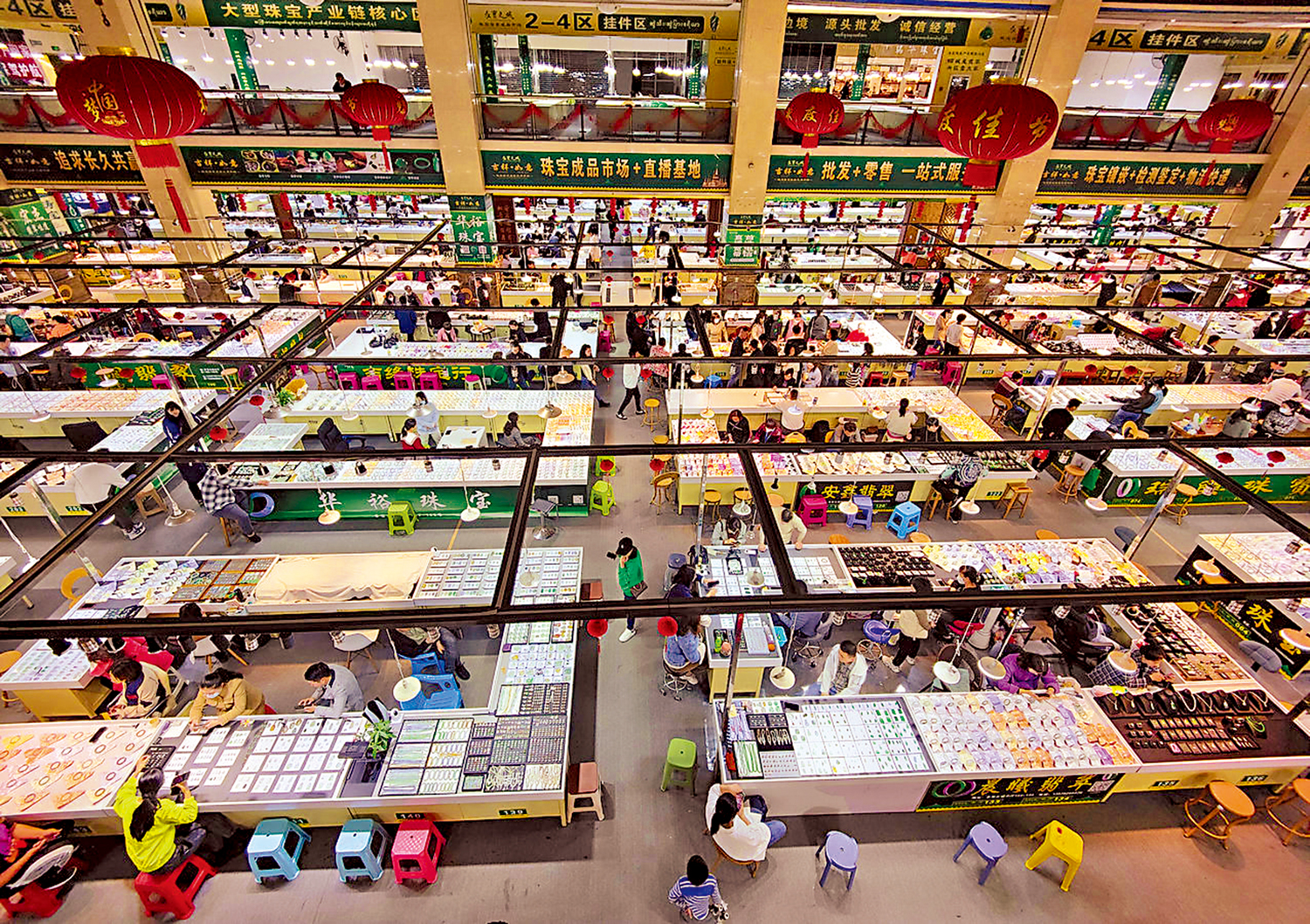 　　圖：坐落於雲南瑞麗的多寶之城是內地首個標準化、規範化珠寶直播基地。 