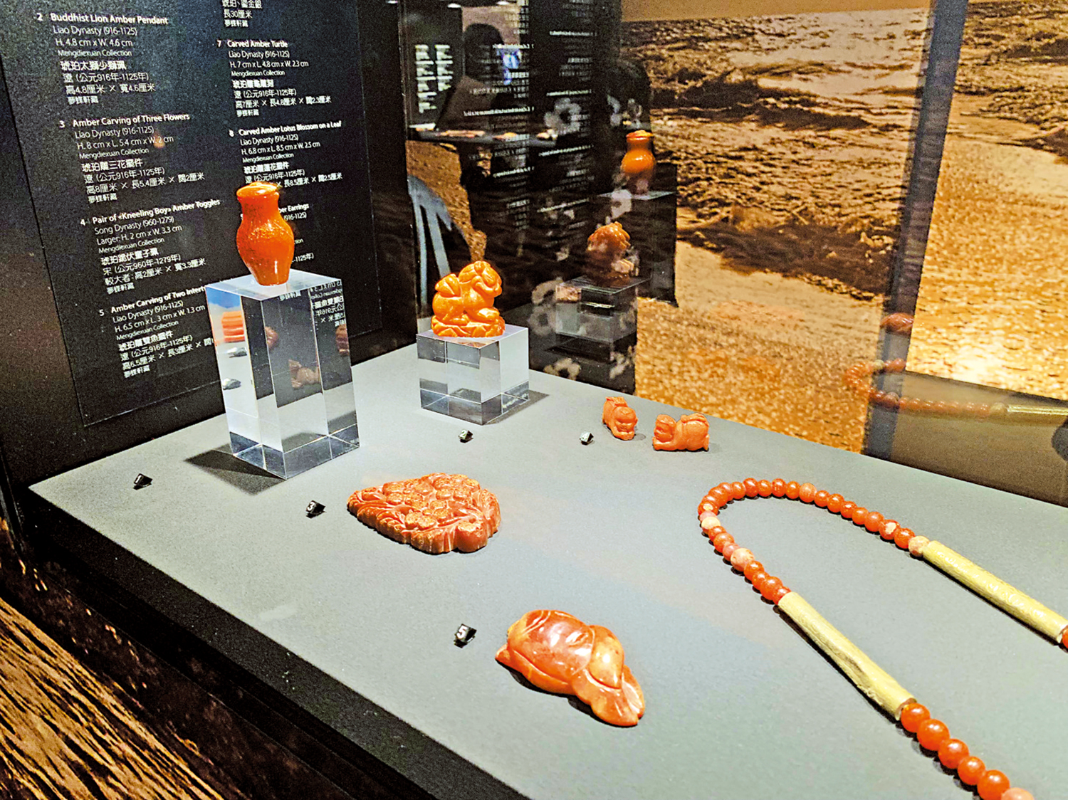 　　圖：展覽中呈現各個時期的琥珀展品。\大公報記者顏琨攝