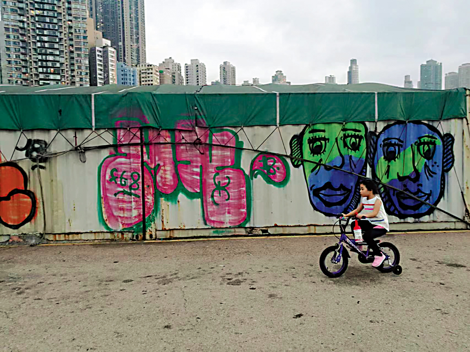 　　圖：香港西環碼頭塗鴉。\作者供圖