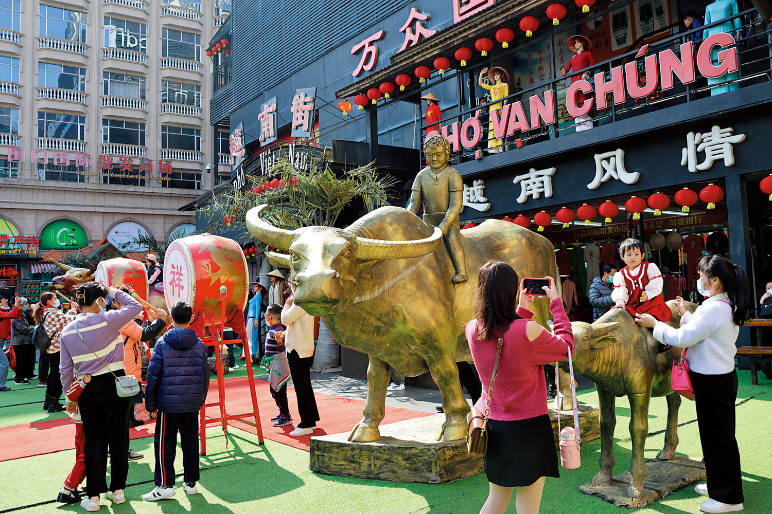 　　圖：大批各地遊客擠滿東興國門景區，越南特色商品店要不斷補貨。