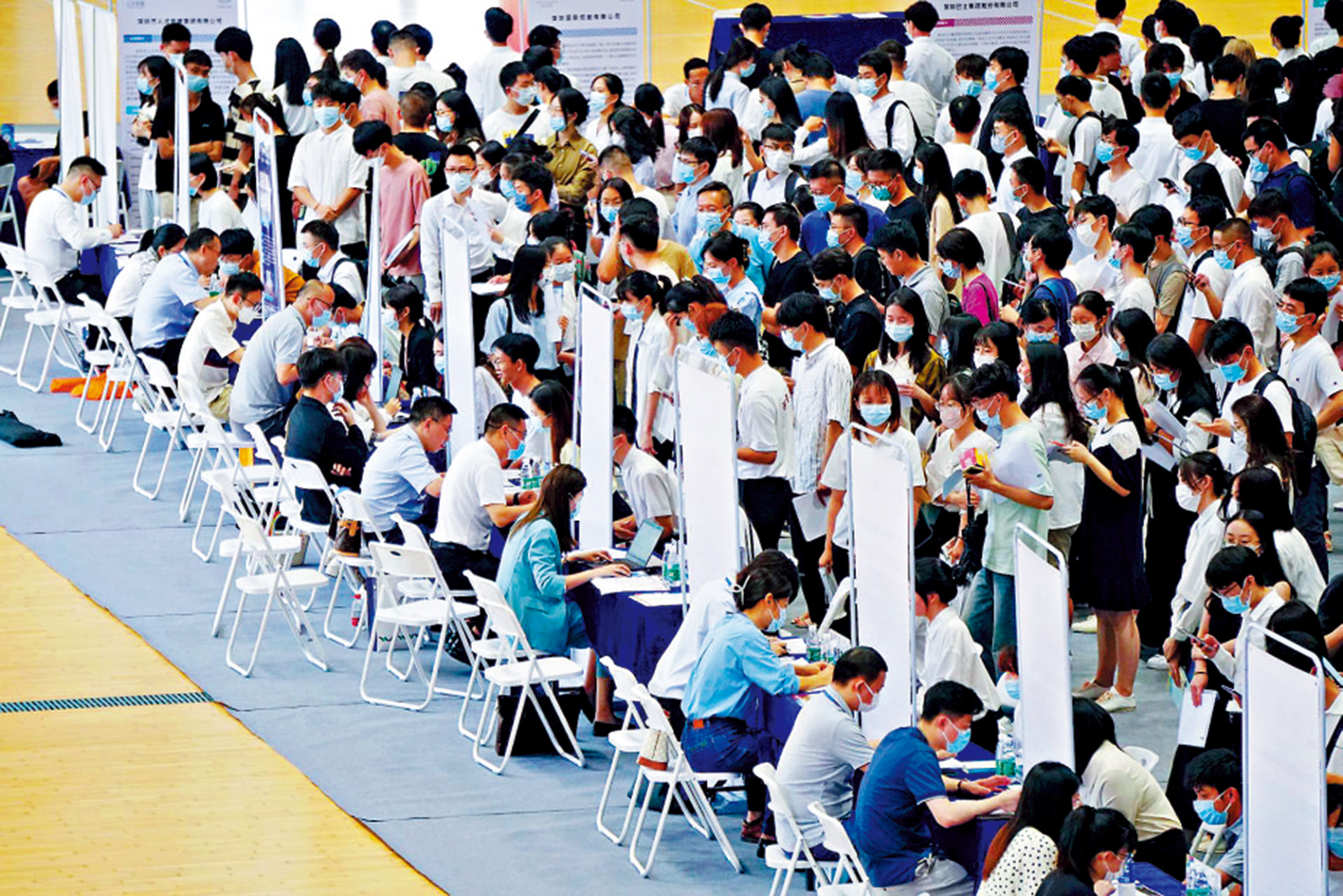 　　圖：深圳大學校內一場招聘會上人頭湧動。