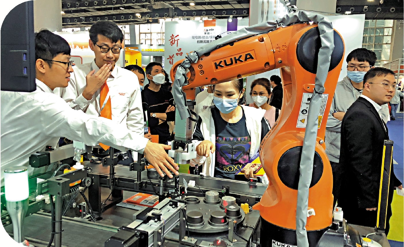 　　圖：廣東省2日發布59條政策措施，激發企業活力推動高質量發展。圖為廣州一裝備展覽會展出的智能化工業機械人。\大公報記者方俊明攝