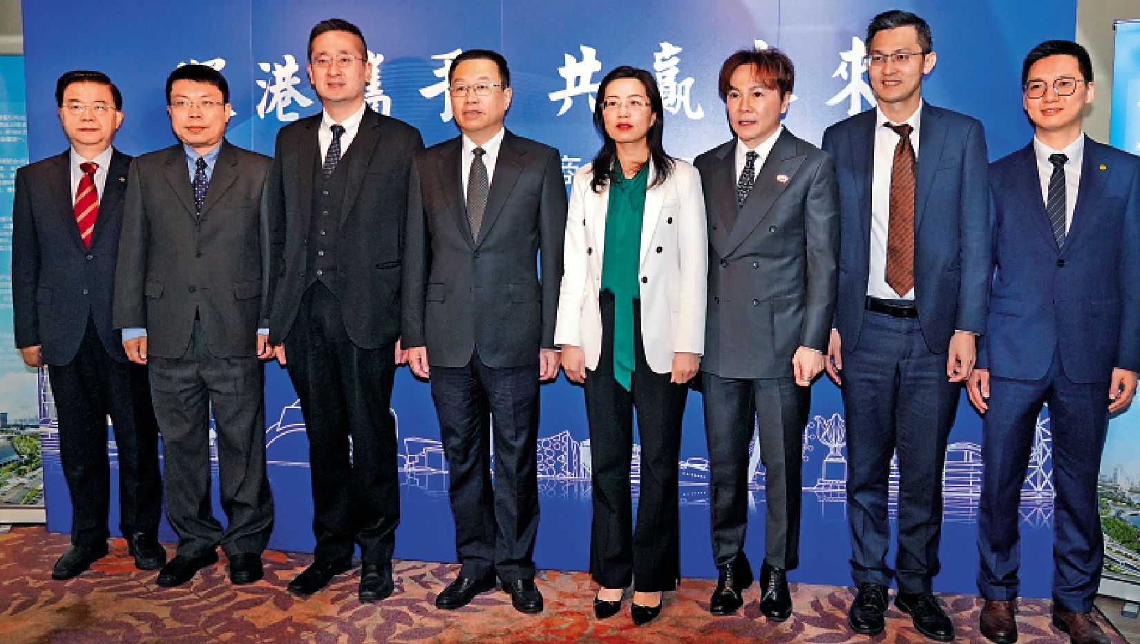 　　圖：深圳市前海管理局昨日在港舉辦「深港攜手 共贏未來」2023前海合作區香港商協會專場推介會。中聯辦副主任何靖（左四）、特區政府商務及經濟發展局副局長陳百里（左三）、前海合作區黨工委副書記梁珂（右四）等嘉賓出席。