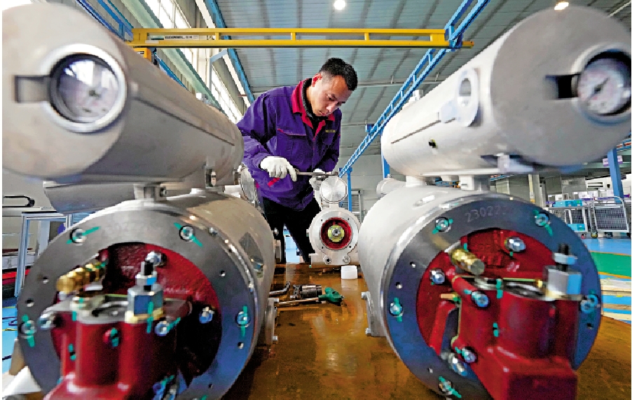 　　圖：近年河北省元氏縣大力發展新能源汽車、機電設備等產業。圖為一家機電設備企業的工人在生產車間工作。\新華社