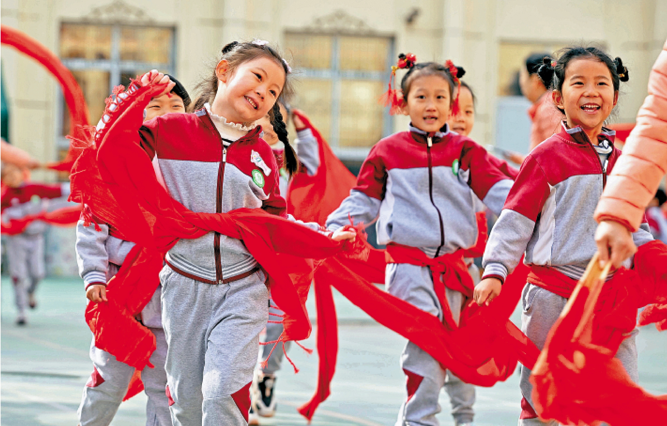 　　圖：2月21日，小朋友在河北石家莊市第一實驗幼兒園扭秧歌。\新華社
