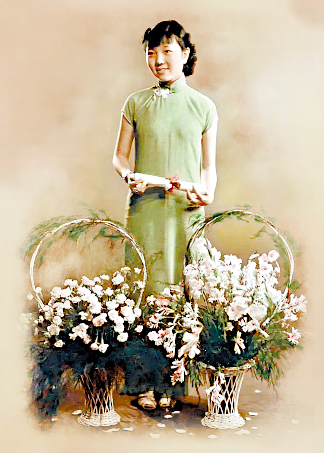 　　圖：中西女校畢業時的楊苡。\書中插圖