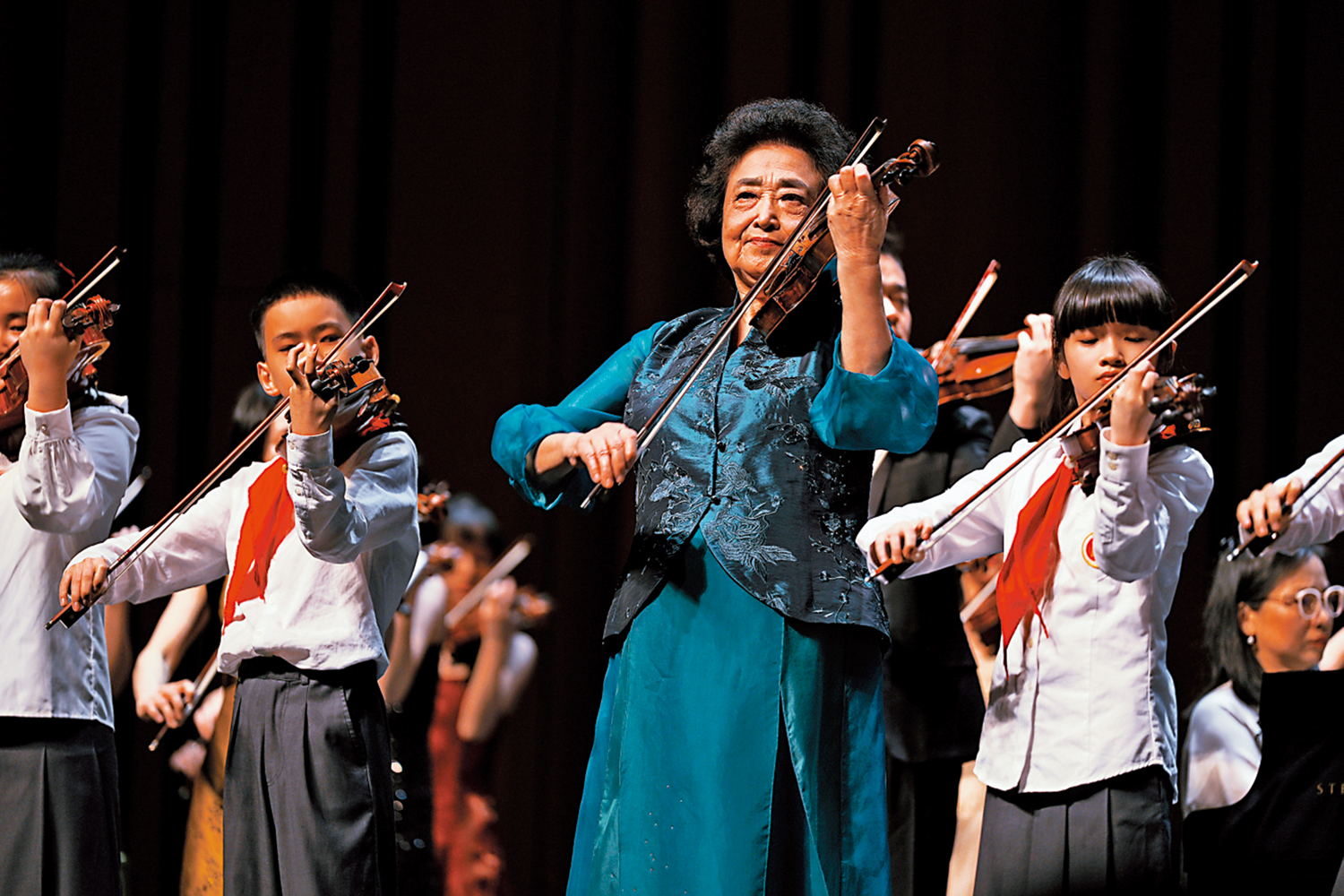 　　圖：二〇二二年，上海音樂學院舉行俞麗拿從教六十周年紀念音樂會，她與學生共同奏響《梁祝》。\資料圖片