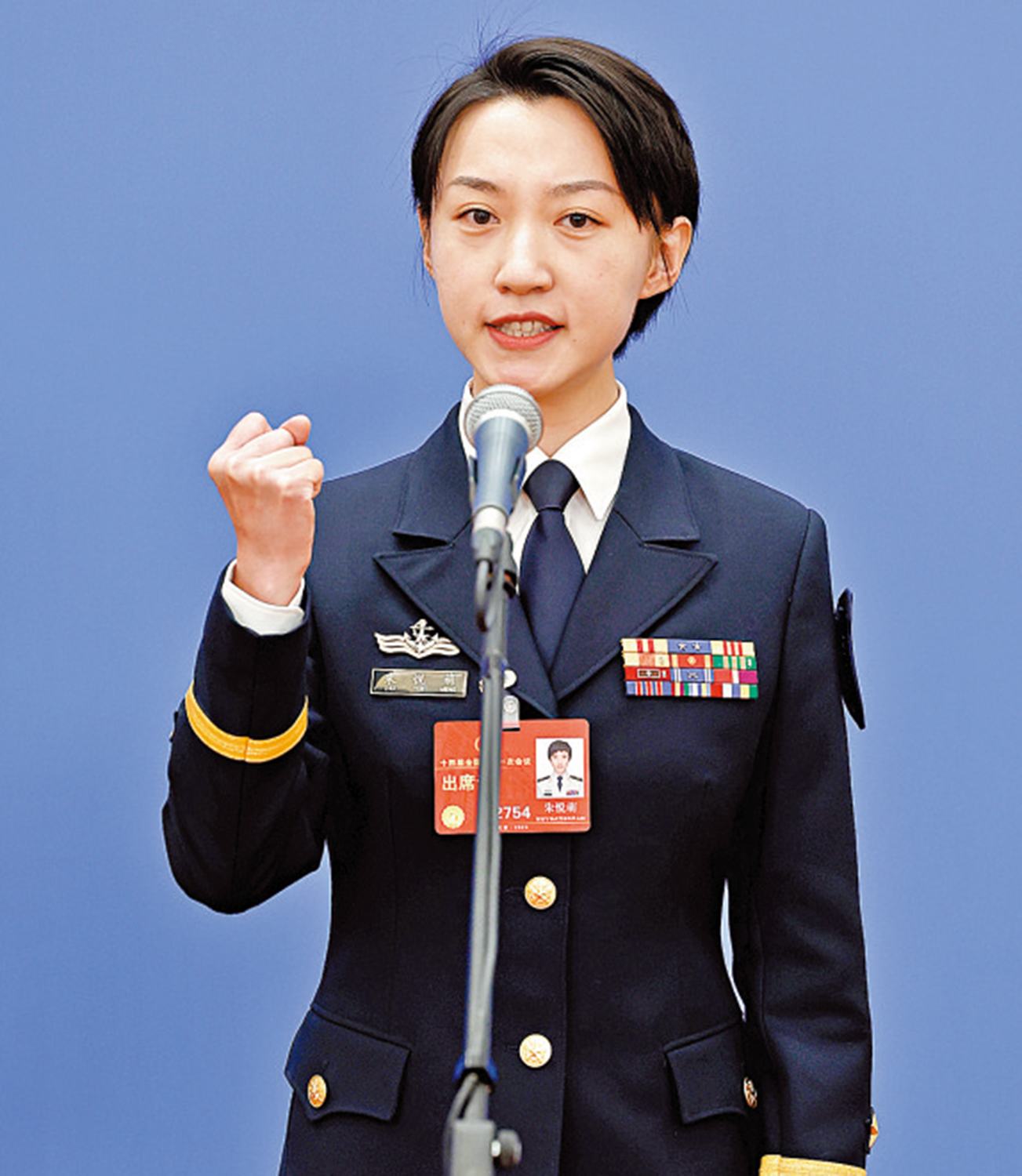 　　圖：「90後」全國人大代表、海軍遼寧艦某中隊少校政治教導員朱悅萌。