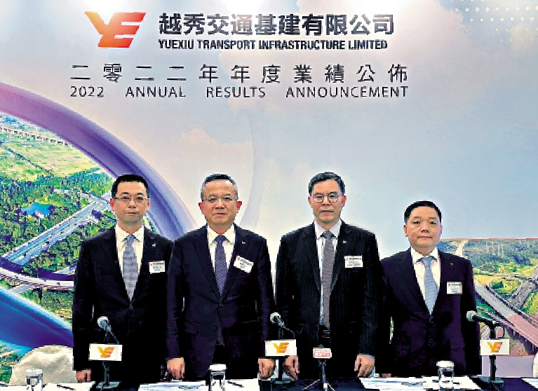 　　圖：何柏青（左三）指出，通關後首兩個月，集團經營狀況理想。