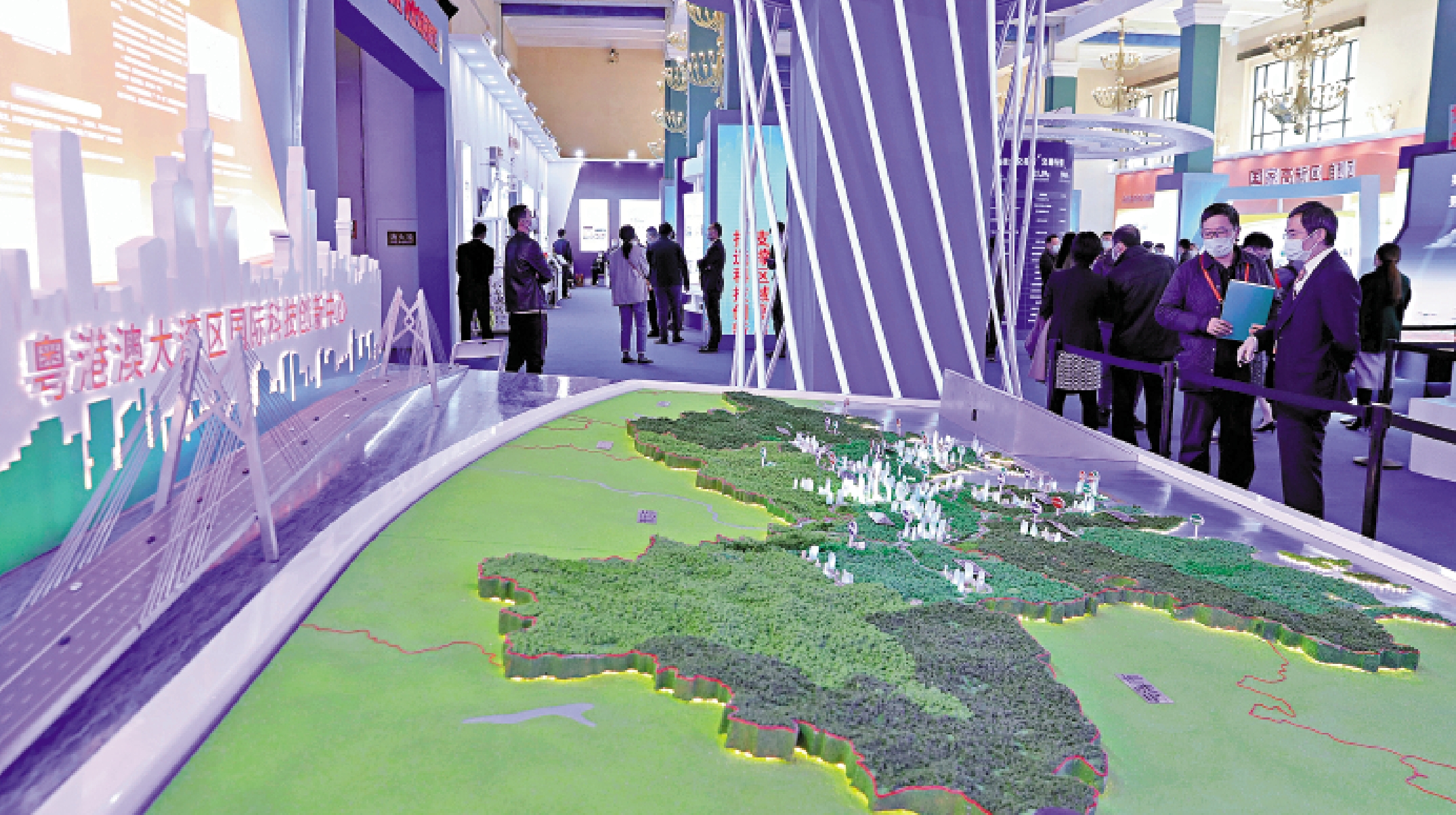 　　圖：2021年，國家「十三五」科技創新成就展在北京展覽館開幕。圖為粵港澳大灣區國際科技創新中心展區。\中新社