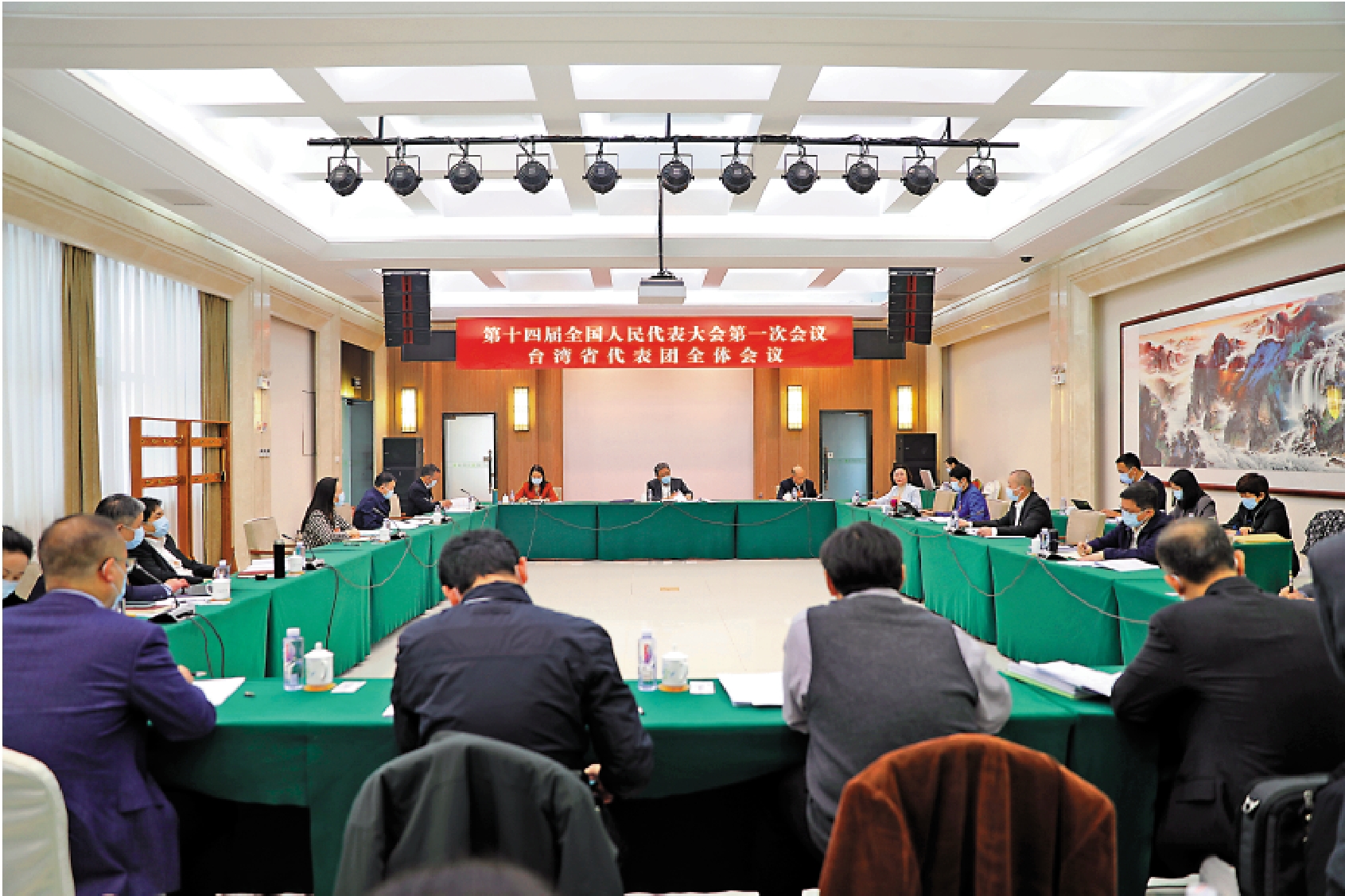 　　圖：十四屆全國人大一次會議台灣省代表團5日舉行全體會議，審議政府工作報告。商務部部長王文濤參加審議，並圍繞推動兩岸經貿發展提出建議。\中新社