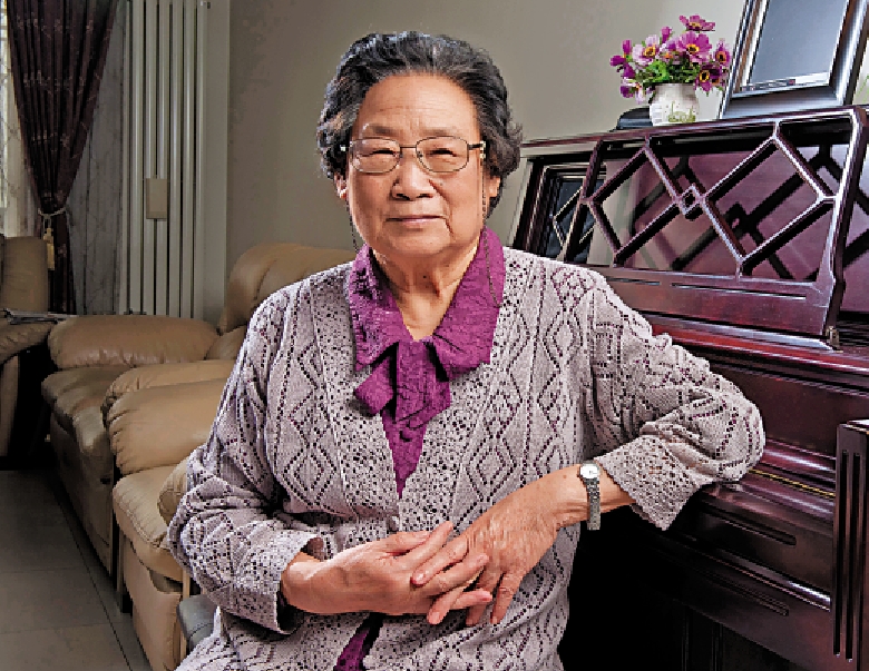 圖:屠呦呦帶領科研組創製出新型抗瘧藥,挽救了無數的生命。\資料圖片