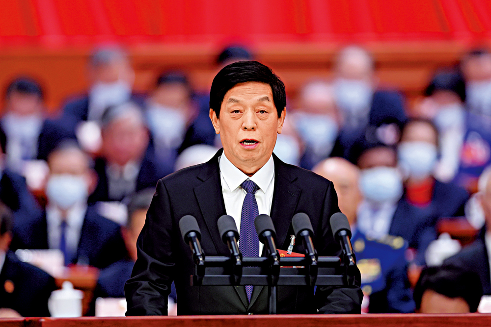 　　圖：栗戰書作全國人大常委會工作報告。\中新社