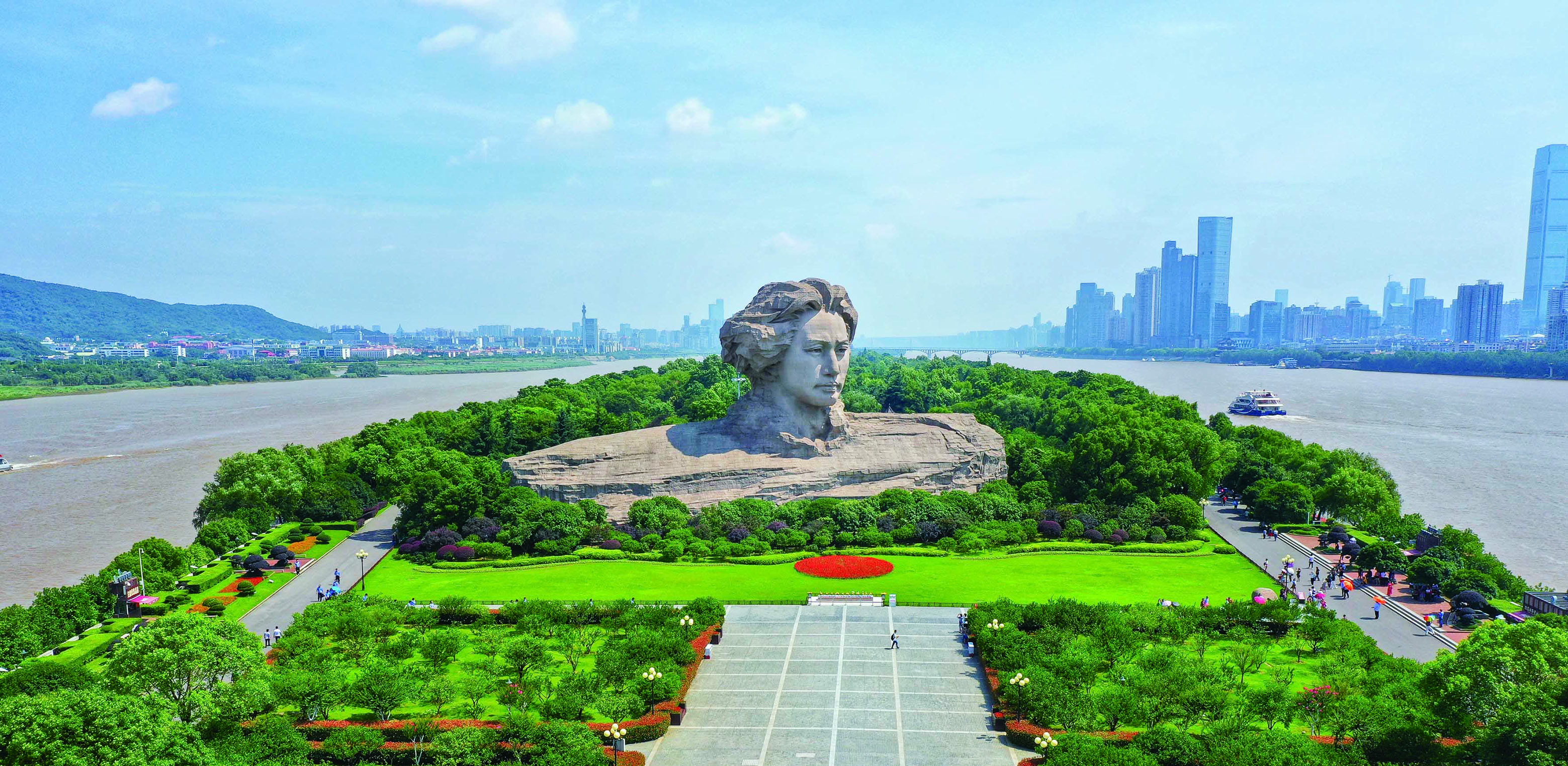 　　圖：長沙橘子洲頭的青年毛澤東雕像成為網紅打卡景點之一。