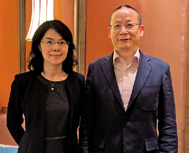 　　圖：高念書（右）稱，亞信科技今年新簽訂單預計達雙位數增長。旁為集團高級副總裁兼首席財務官黃纓。\大公報攝