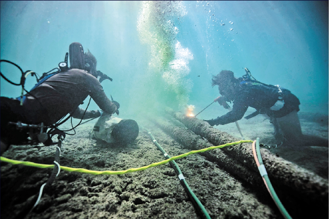 　　圖：美國記者赫什指控美軍派蛙人炸管道，圖為美軍蛙人2020年在夏威夷海底執勤，切斷管道和線纜。\網絡圖片