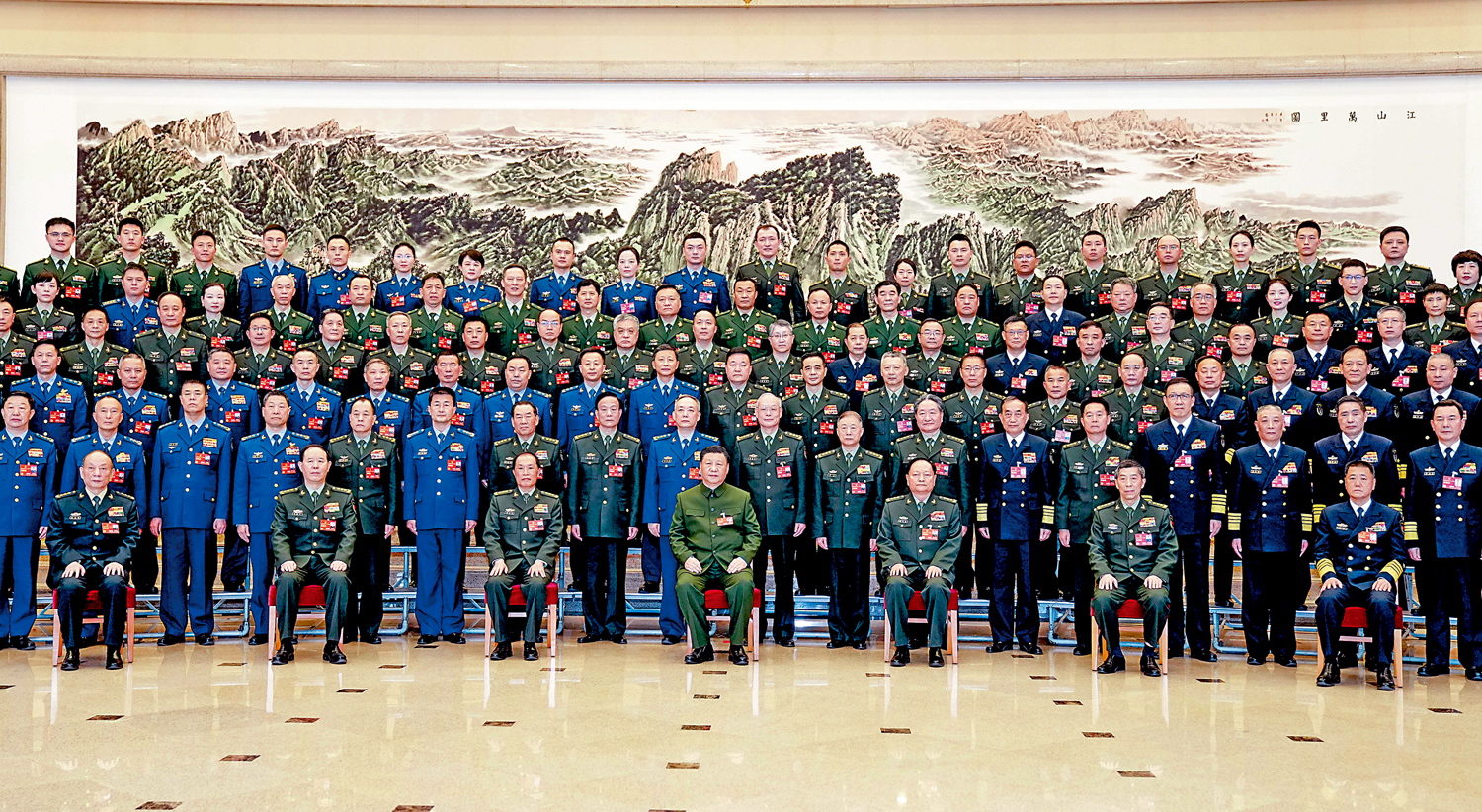 　　圖：3月8日下午，中共中央總書記、國家主席、中央軍委主席習近平出席十四屆全國人大一次會議解放軍和武警部隊代表團全體會議。這是會議開始前，習近平親切接見代表團全體代表，並同大家合影留念。\新華社