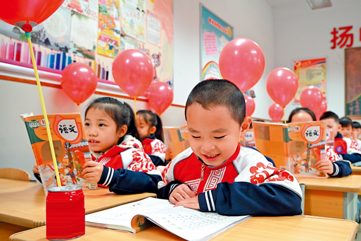 　　圖：內蒙古呼和浩特市縣府街小學內，學生閱讀課文。\中新社