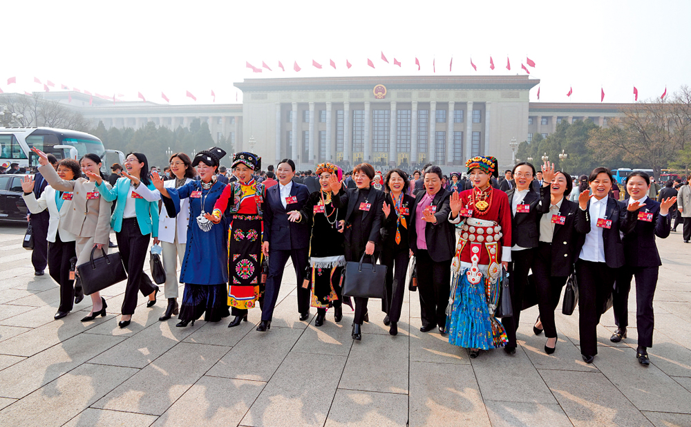 　　圖：3月7日，十四屆全國人大一次會議舉行第二次全體會議後，代表們步出會場。\中新社
