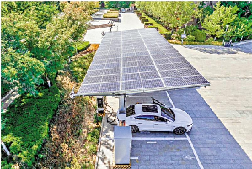　　圖：鄂爾多斯市準格爾經濟開發區大路產業園光儲充智慧離網充電站。\大公報記者喬輝攝
