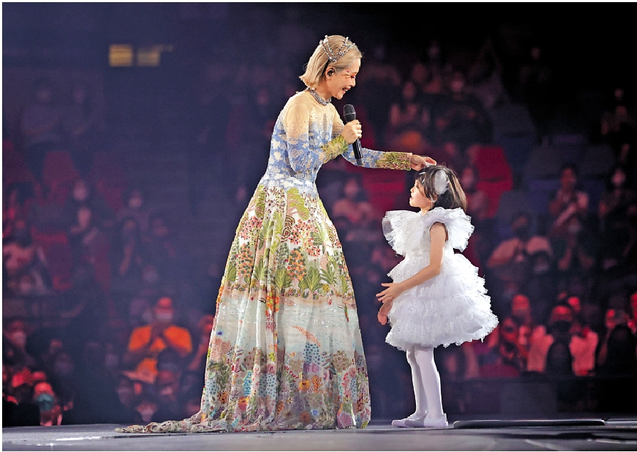 　　圖：關心妍（左）2022年在紅館舉行演唱會，女兒上台表演。\資料圖片
