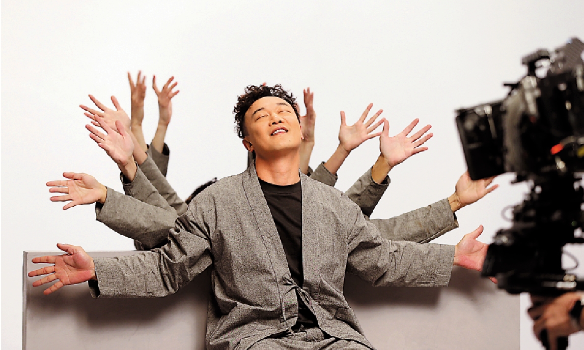 　　圖：陳奕迅在MV中與舞者合演「千手觀音」。
