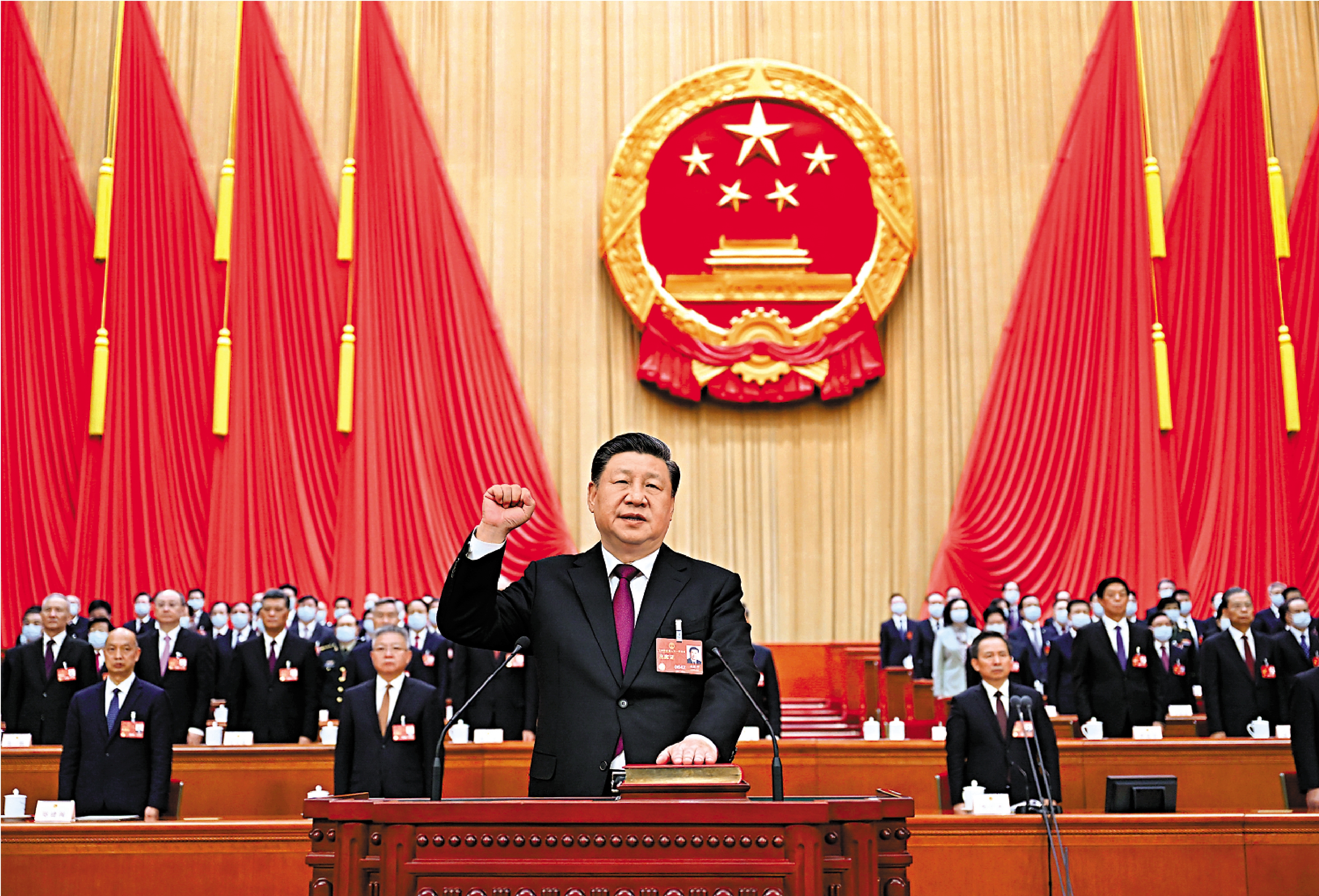 　　圖：3月10日，十四屆全國人大一次會議在北京人民大會堂舉行第三次全體會議。習近平全票當選為中華人民共和國主席、中華人民共和國中央軍事委員會主席。這是習近平進行憲法宣誓。\新華社
