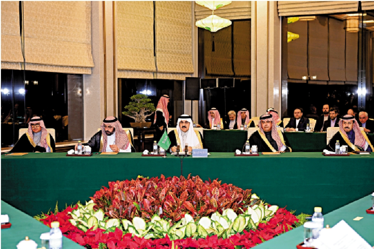 　　圖：沙特國務大臣兼國家安全顧問艾班（前排左三）10日出席對話閉幕式。\中新社