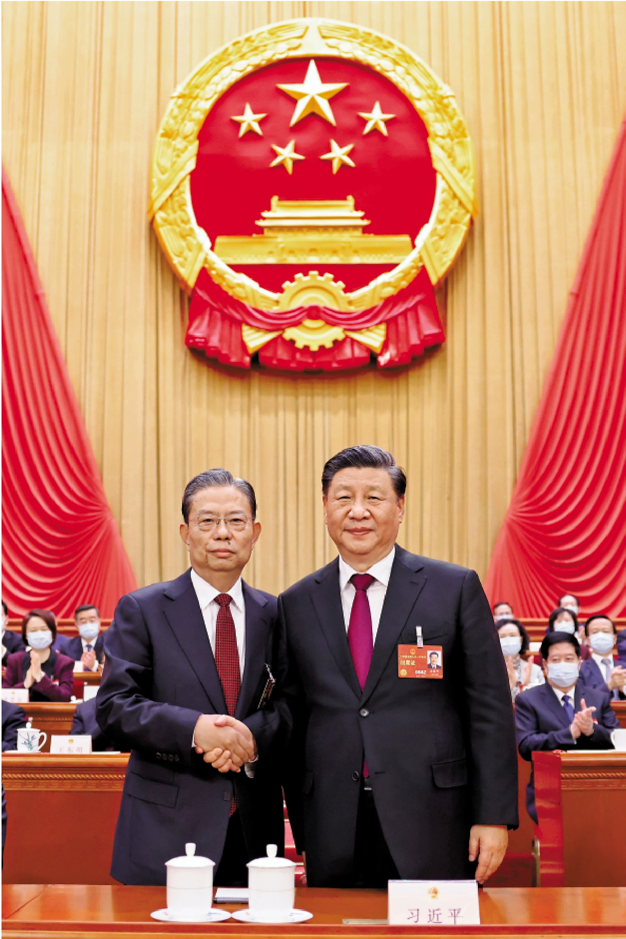 　　圖：3月10日，十四屆全國人大一次會議在北京人民大會堂舉行第三次全體會議。習近平全票當選中華人民共和國主席、中華人民共和國中央軍事委員會主席。這是習近平同新當選的全國人大常委會委員長趙樂際握手。\新華社