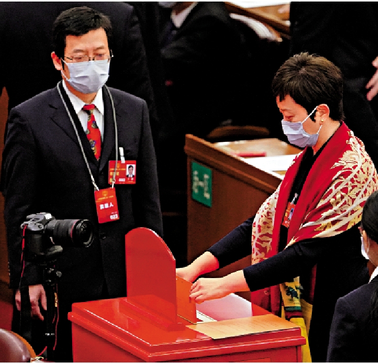 　　圖：3月10日，十四屆全國人大一次會議在北京人民大會堂舉行第三次全體會議。圖為代表投票。\新華社