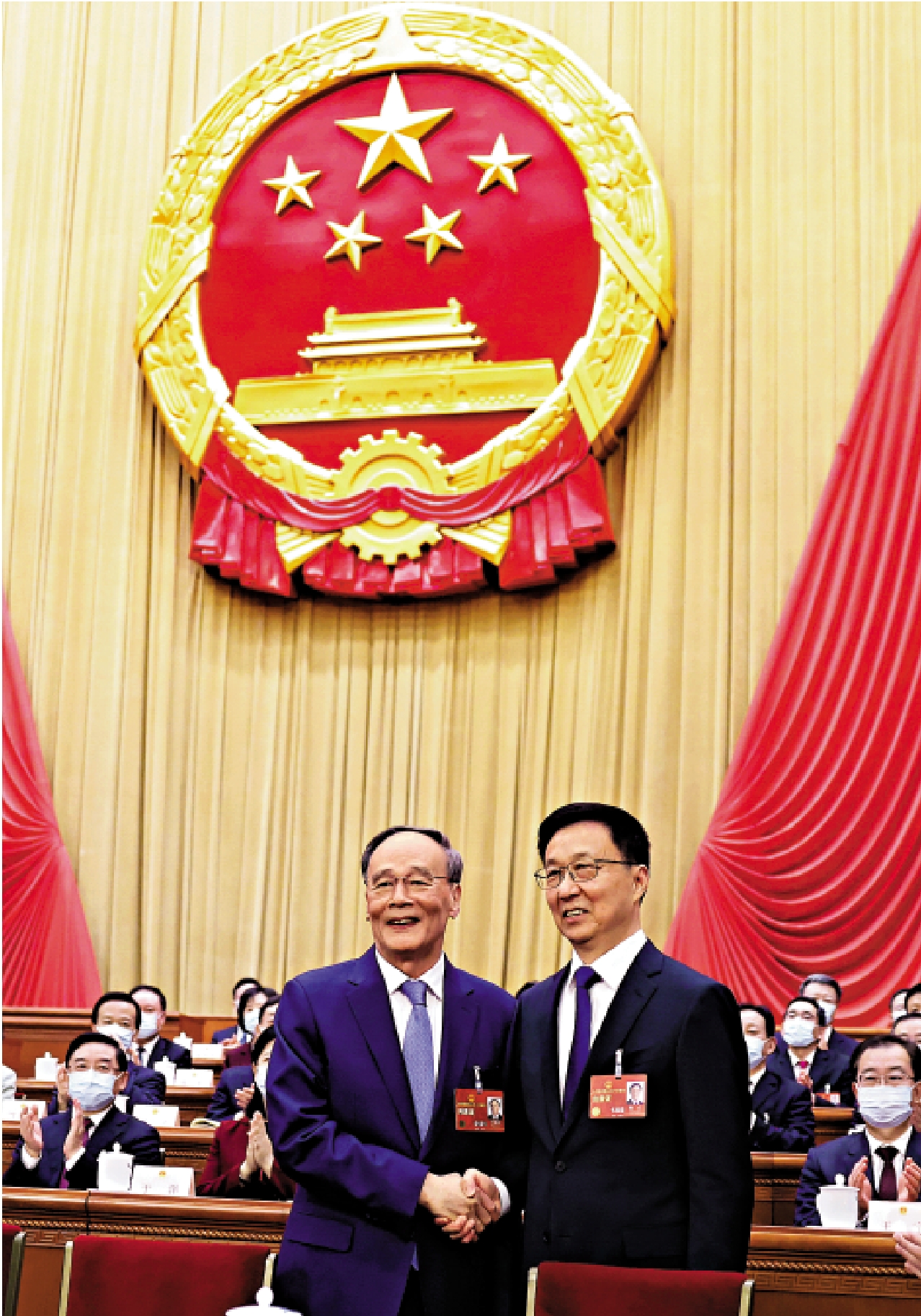 　　圖：3月10日，十四屆全國人大一次會議在北京人民大會堂舉行第三次全體會議。韓正當選為中華人民共和國副主席。這是韓正同王岐山同志握手，相互致意。 新華社