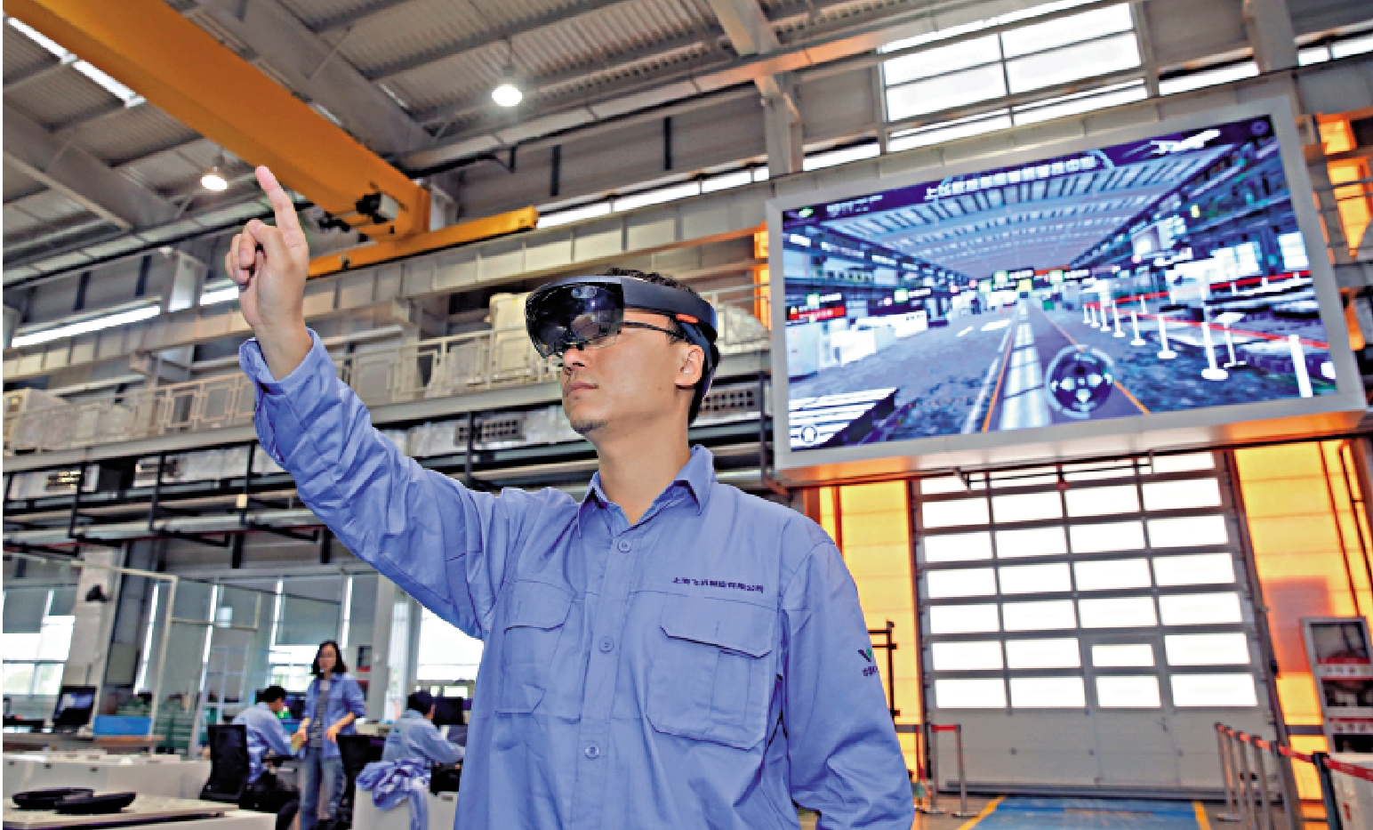 圖:工作人員在位於上海浦東的中國商飛公司總裝製造中心智慧數控車間使用AR眼鏡操控虛擬電子屏幕。\新華社