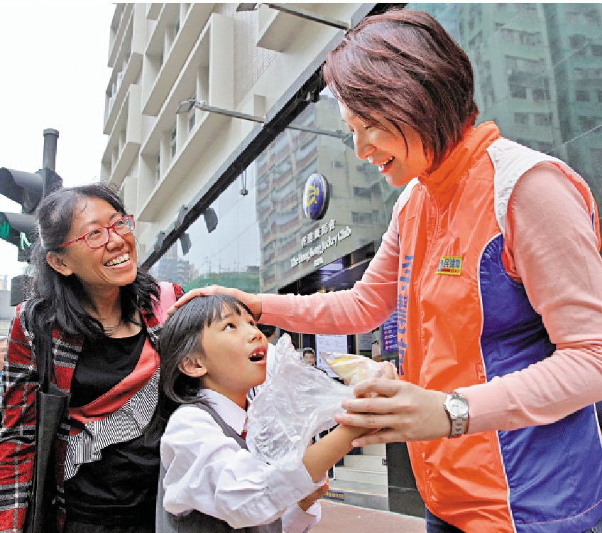 　　圖：李慧琼十分注重地區工作，經常到社區聽取市民意見。\資料圖片
