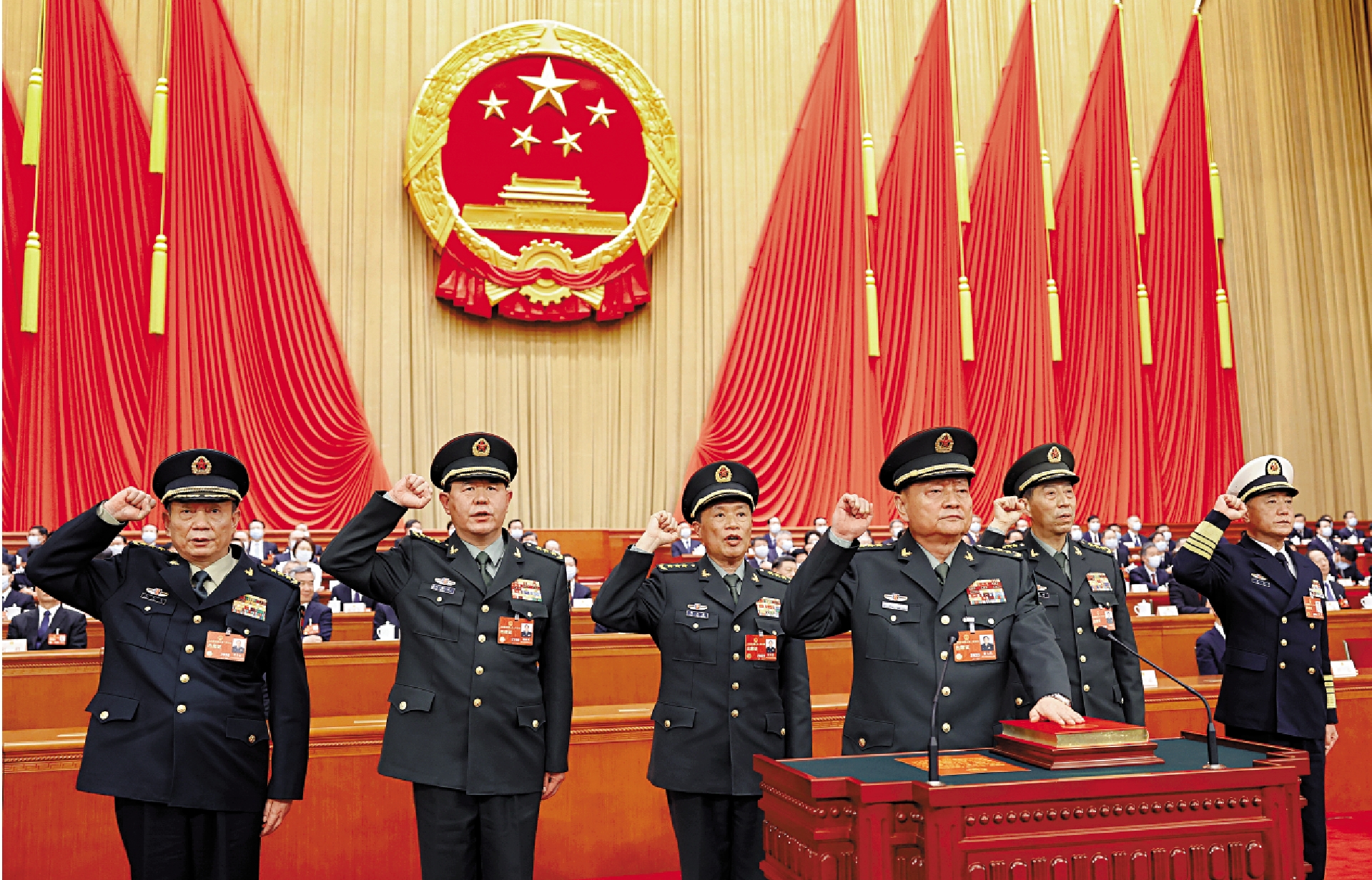 　　圖：3月11日，十四屆全國人大一次會議在北京人民大會堂舉行第四次全體會議。大會經投票表決，決定張又俠、何衛東為中央軍委副主席。圖為中央軍委副主席、委員進行憲法宣誓。\中新社
