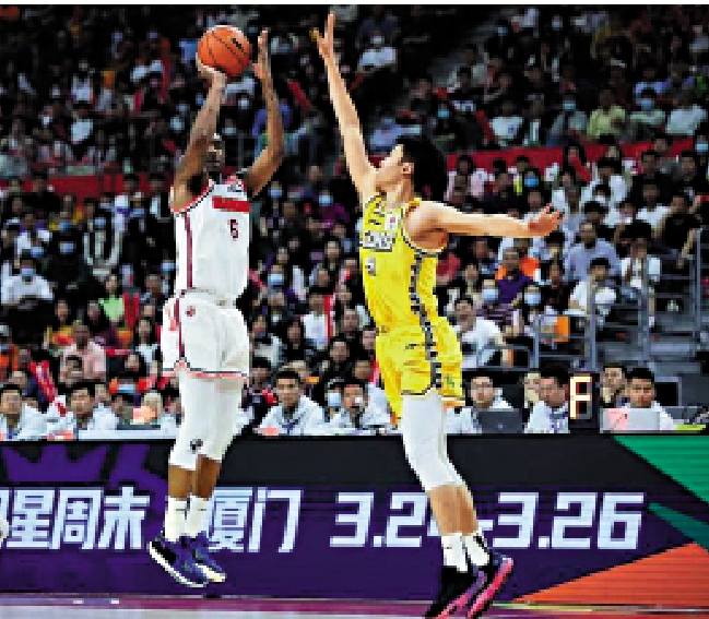 　　圖：廣東男籃的布魯克斯（左）得到21分、12個籃板。\網絡圖片