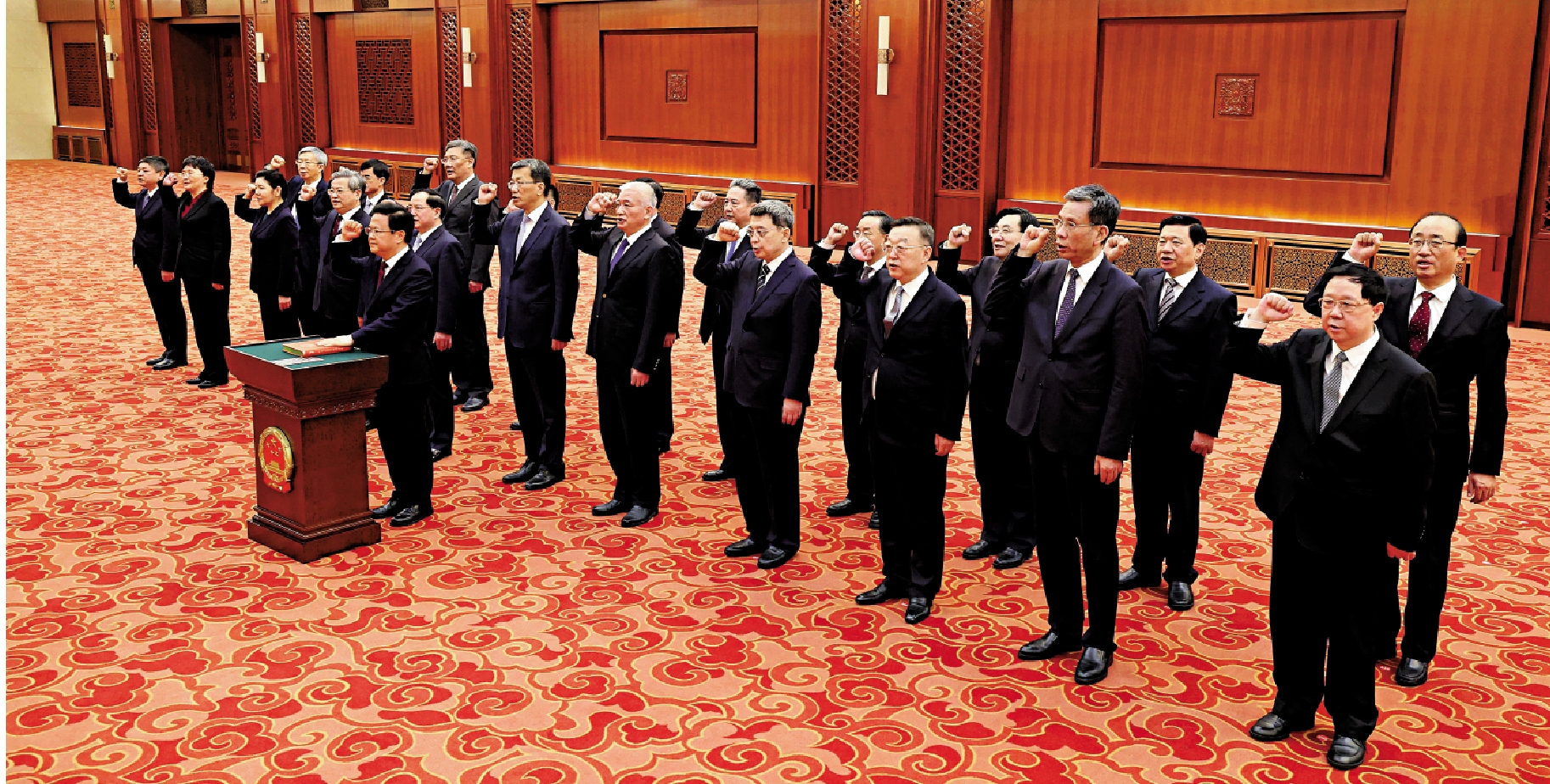 　　圖：3月12日，十四屆全國人大一次會議在北京人民大會堂舉行第五次全體會議。根據國務院總理李強的提名，經投票表決，決定國務院各部部長、各委員會主任、中國人民銀行行長、審計長。這是國務院各部部長、各委員會主任、中國人民銀行行長、審計長進行憲法宣誓。\新華社