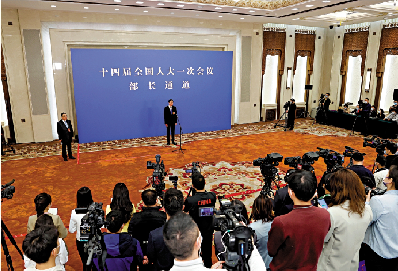 　　圖：3月12日，十四屆全國人大一次會議在北京人民大會堂舉行第三場「部長通道」採訪活動。圖為國家體育總局局長高志丹接受媒體採訪。/中新社