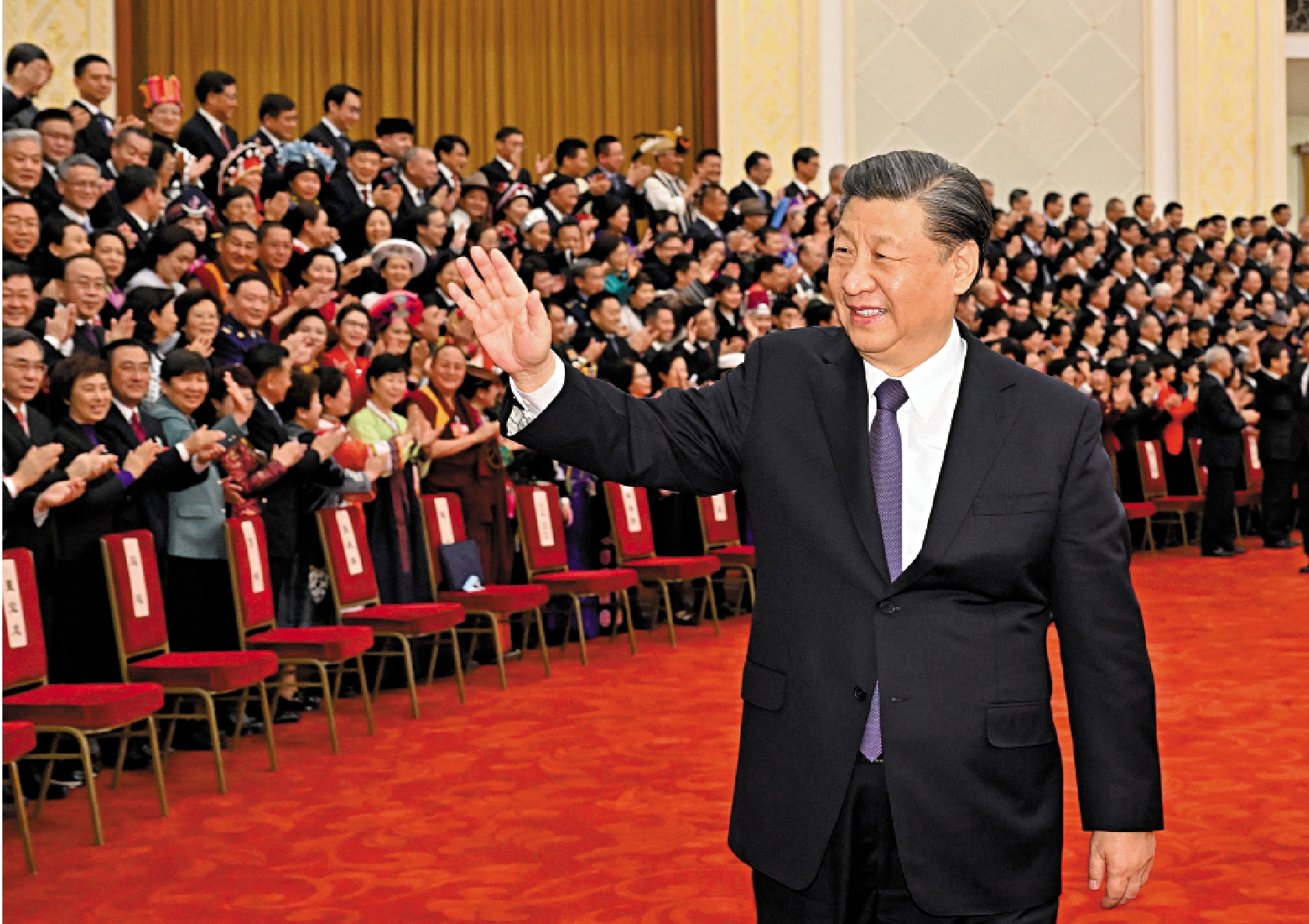 　　圖：3月11日，中國人民政治協商會議第十四屆全國委員會第一次會議在北京閉幕。閉幕會後，習近平等黨和國家領導人與出席會議的全體政協委員合影留念。這是習近平向委員揮手致意。\新華社