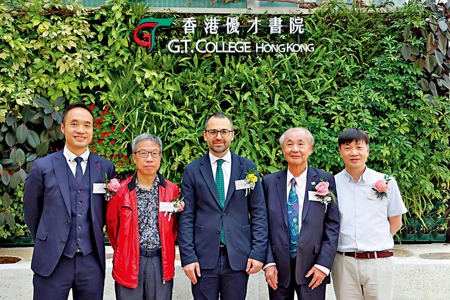 圖:土耳其駐港總領事Peyami Kalyoncu(中)到訪優才書院,由校監與校長們陪同。\優才書院提供