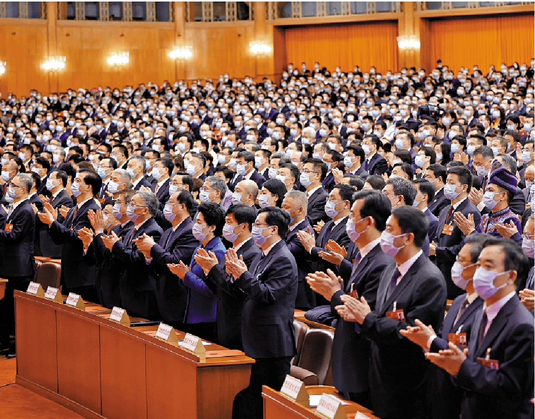 　　圖：3月13日，十四屆全國人大一次會議在北京人民大會堂舉行閉幕會。圖為全國人大代表們起立鼓掌。\中新社
