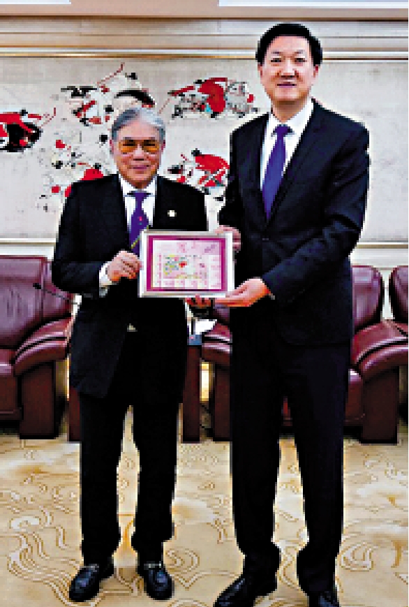 　　圖：高志丹（右）與霍震霆合照。