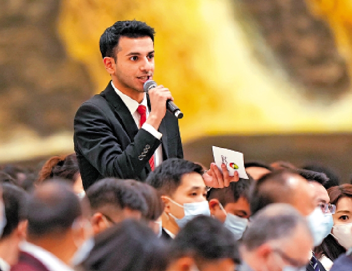 　　圖：為慶祝沙伊復交，中阿衛視記者方浩明特地紮了紅領帶出席總理記者會。\中新社