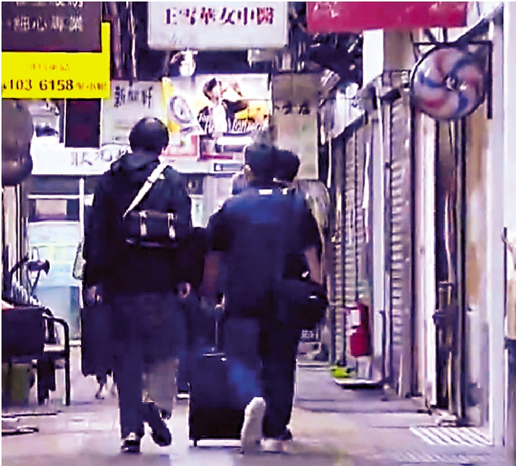 　　圖：葵芳閣爆竊謀殺案揭發後，大批警員到場調查，並帶走一批證物。涉案疑兇已潛逃往日本。