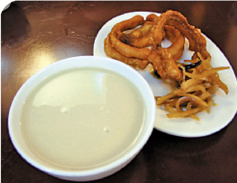 　　圖：豆汁配上焦圈和鹹菜是地道吃法。