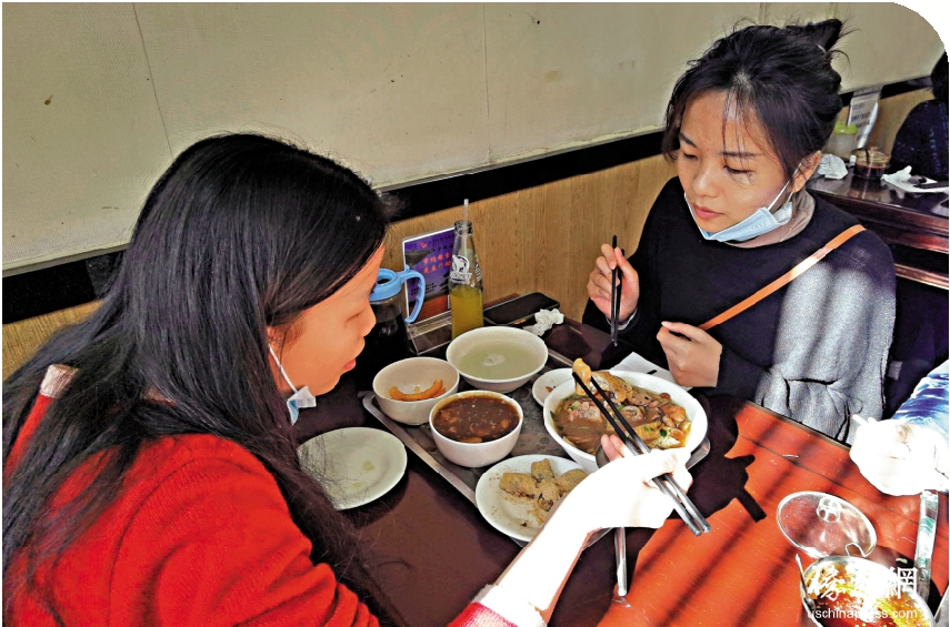 　　圖：北京市民在店中品嘗炒肝。