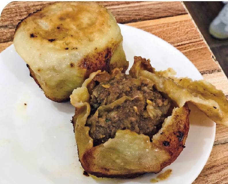 　　圖：門釘肉餅外皮油亮，內餡湯汁豐富。